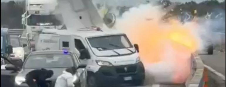 Caos em Itália: Gangue armado finge ser polícia para assaltar blindado e transforma autoestrada num cenário de guerra (Vídeo)