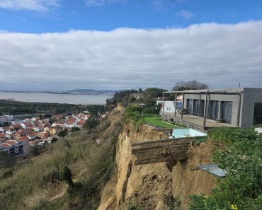 Imagens Impressionantes: Arriba cede na Costa da Caparica e “engole” piscina de moradia