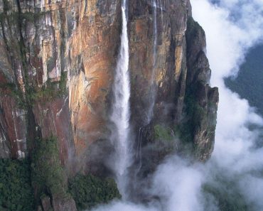 De cortar a respiração: Piloto filma de helicóptero a cascata mais alta do mundo e o vídeo é surreal